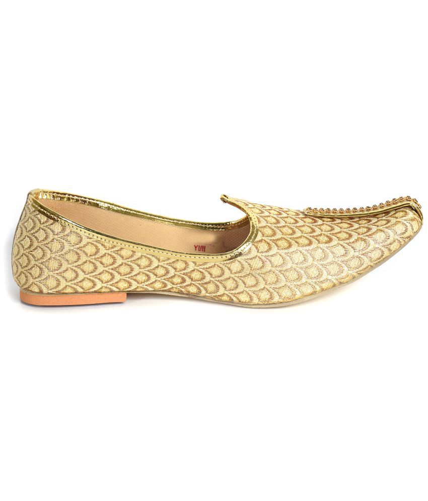 Ajanta Men’s Gold Pointed Toe Ethnic Mojaris with Comfort Insole-KP0128