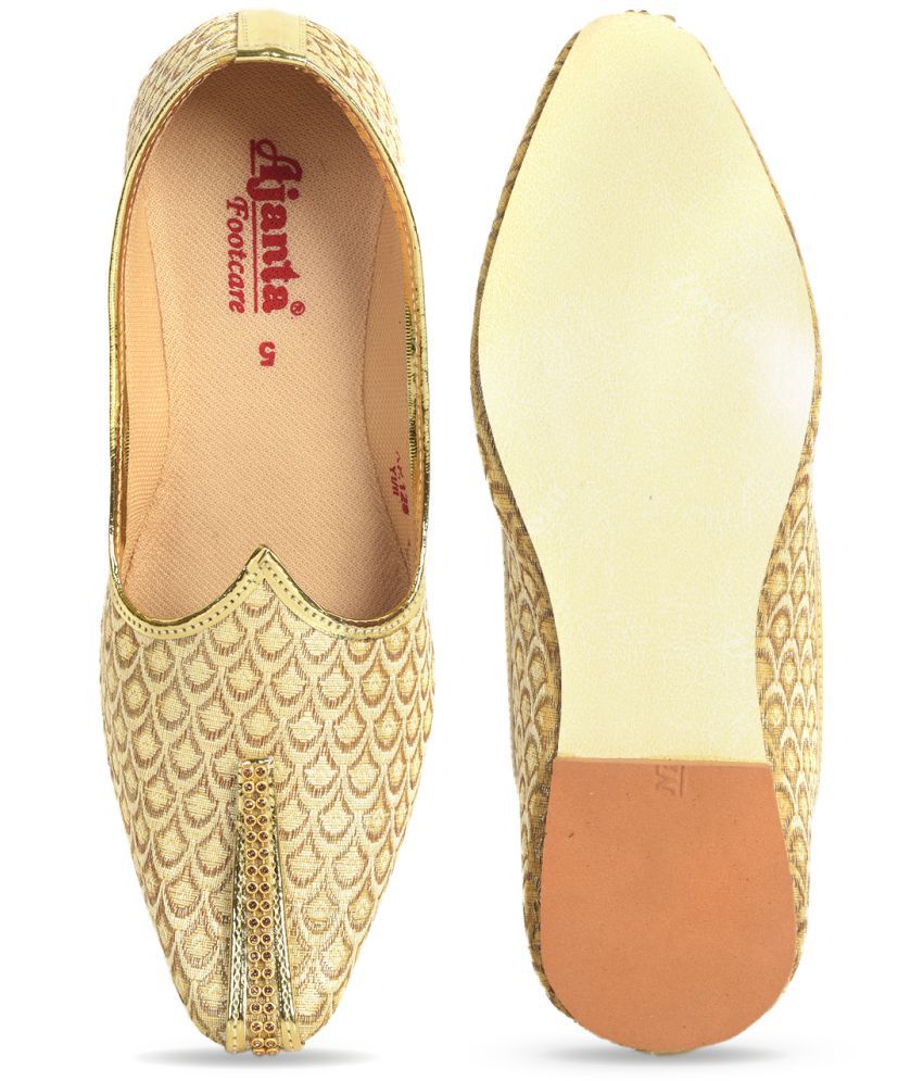 Ajanta Men’s Gold Pointed Toe Ethnic Mojaris