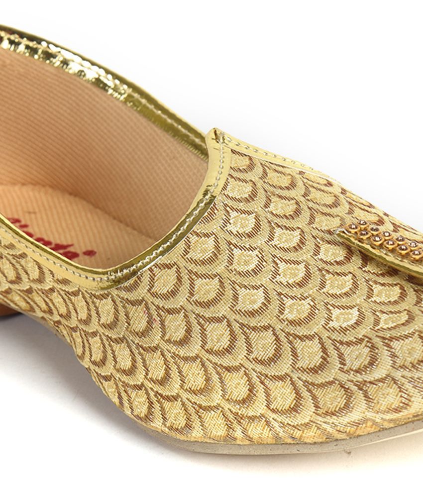 Ajanta Men’s Gold Pointed Toe Ethnic Mojaris