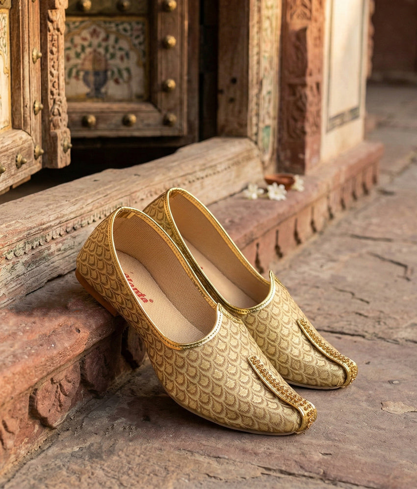 Ajanta Men’s Gold Pointed Toe Ethnic Mojaris