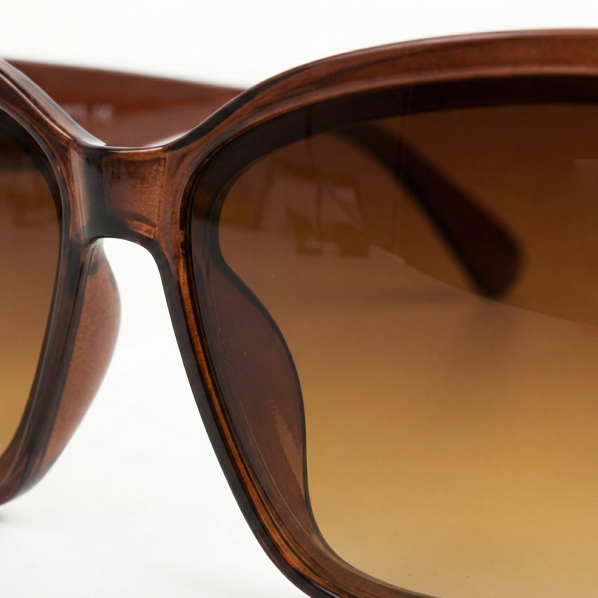 Ajanta Women’s Cat-Eye Sunglasses – Fashion Forward Lens & Stylish Frame