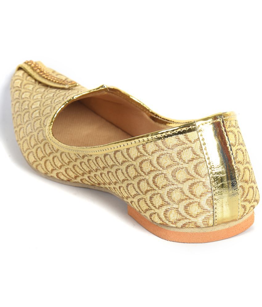 Ajanta Men’s Gold Pointed Toe Ethnic Mojaris with Comfort Insole-KP0128